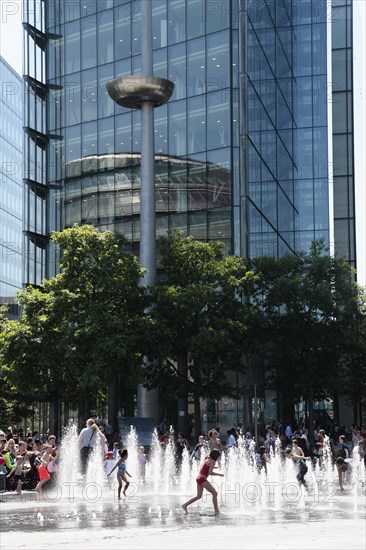 England, London, Southwark Children playing in fountains next to City Hall. Photo : Sean Aidan