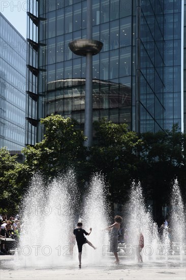 England, London, Southwark Children playing in fountains next to City Hall. Photo : Sean Aidan