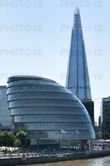 England, London, Southwark County Hall and the Shard. Photo : Paul Tomlins