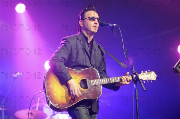 England, Cambridgeshire, Cambridge, Folk Festival Richard Hawley performing on stage with acoustic guitar. Photo : Bob Battersby