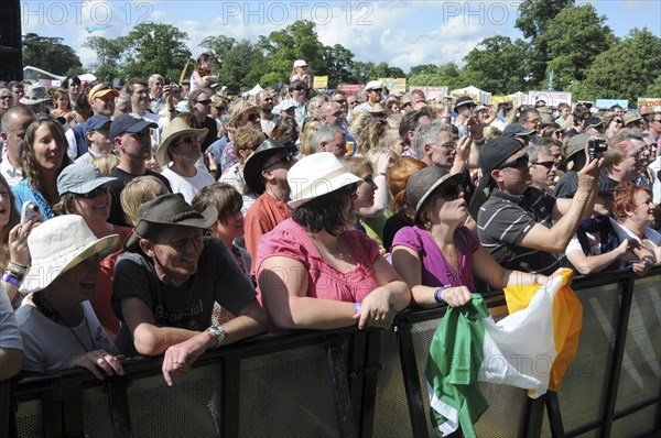 England, Oxfordshire, Cornbury, Music Festival Crowd watching performance. Photo : Bob Battersby