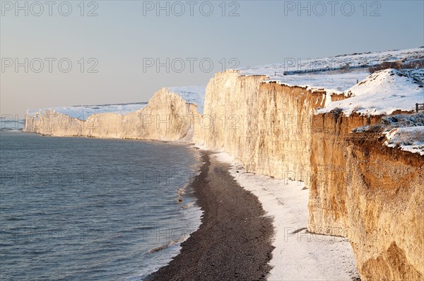 England, East Sussex, Seven Sisters, Snow covered chalk cliffs looking west towards Cuckmere haven from Birling Gap. Photo : Bob Battersby