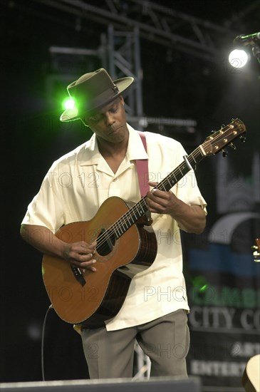 England, Cambridgeshire, Cambridge, Folk Festival Eric Bibb performing on stage with acoustic guitar. Photo : Bob Battersby