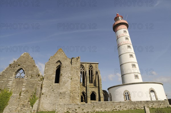 France, Brittany, Pointe de St-Mathieu, St Mathieu lighthouse and ruined Abbey at Pointe de St Mathieu at the mouth of the Gulf of Brest near Le Conquet. Photo : Bob Battersby