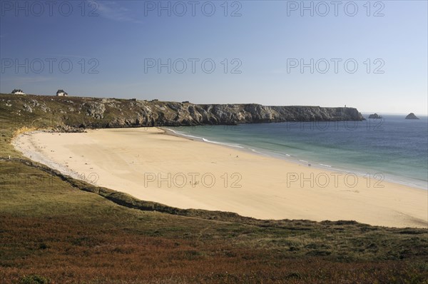 France, Brittany, Lagatjar, The beach at Lagatjar near Cameret-sur-Mer looking towards the Pointe de Penhir. Photo : Bob Battersby