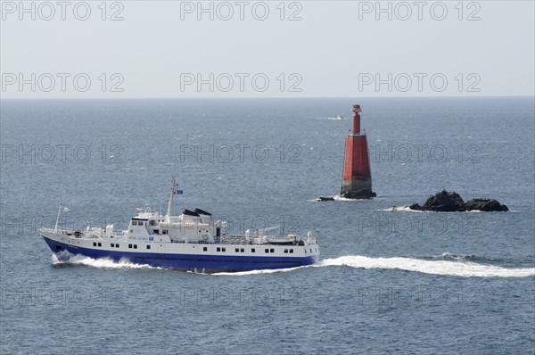 France, Brittany, Cameret-sur-Mer, Penn Ar Bed passenger ferry passing close to the pointe de Penhir on its way from Camaret-sur-Mer to the Isle de Sein.. Photo : Bob Battersby