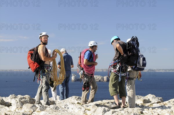 Sport, Rock Climbing, Climbers, France Brittany Gulf of Brest Climbers preparing to scale Pointe de Penhir. Photo : Bob Battersby