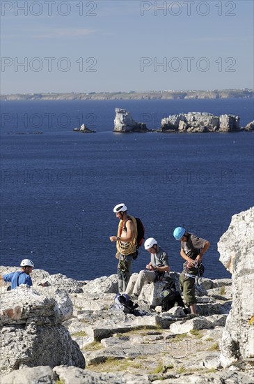 Sport, Rock Climbing, Climbers, France Brittany Gulf of Brest Climbers preparing to scale Pointe de Penhir. Photo : Bob Battersby