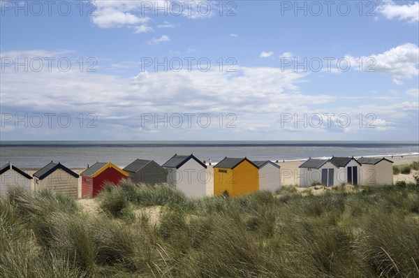 England, Suffolk, Southwold, Beach Huts on the edge of the dunes. Photo : Bob Battersby