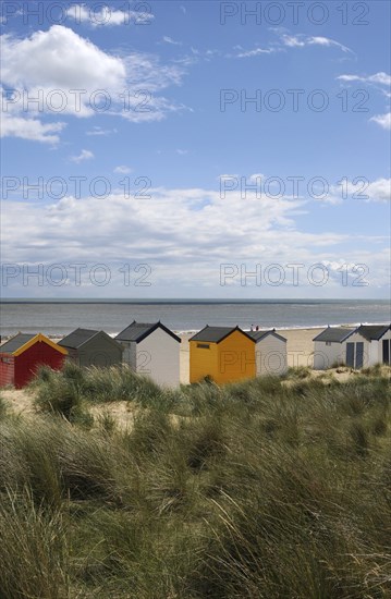 England, Suffolk, Southwold, Beach Huts on the edge of the dunes. Photo : Bob Battersby