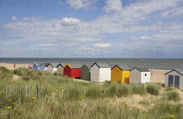 England, Suffolk, Southwold, Beach Huts on the edge of the dunes. Photo : Bob Battersby