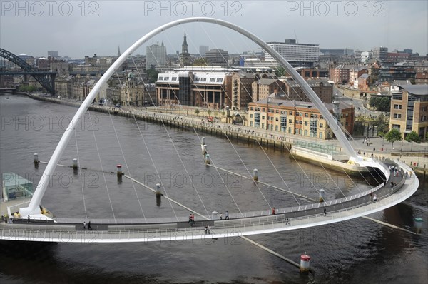 England, Tyneside, Gateshead, Millennium Bridge in closed position from the Baltic Arts Centre looking towards Newcastle Quayside and Newcastle upon Tyne city. Photo : Bob Battersby