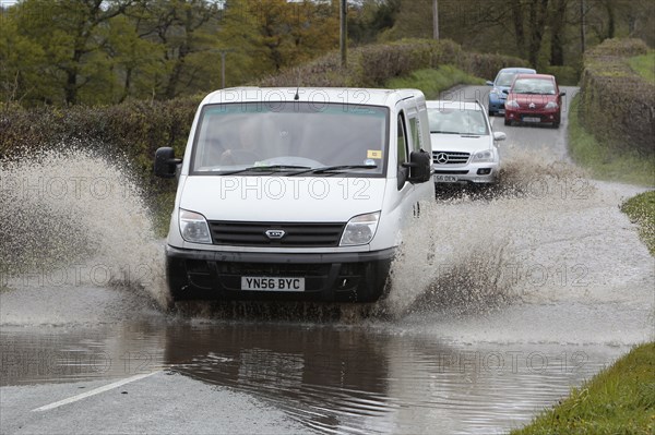 England, Kent, Flooding, Flooded country road with cars driving slowly through waters. Photo : Sean Aidan