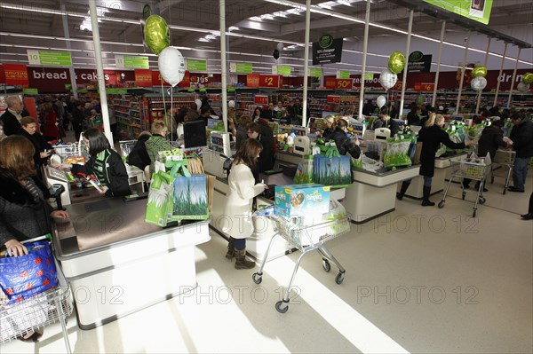 Shopping, Supermarkets, Food, Busy check outs with queueing customers. Photo : Sean Aidan