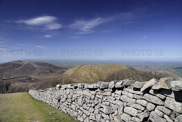 Ireland, County Down, Mourne Mountains, Mourne wall from Slieve Donard to Commedagh. Photo : Hugh Rooney