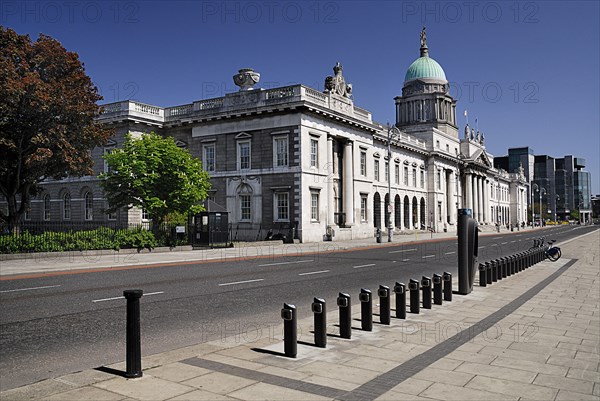 Ireland, County Dublin, Dublin City, Custom House general view of the faade with Irish financial services centre in the distance. Photo : Hugh Rooney