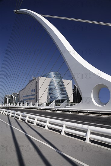 Ireland, County Dublin, Dublin City, Samuel Beckett bridge on the river Liffey with the Convention Centre. Photo : Hugh Rooney