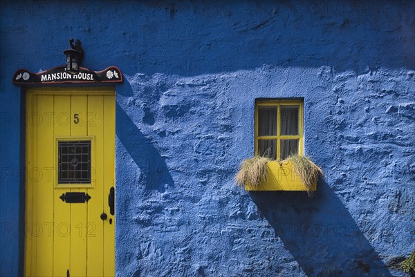 Ireland, County Cork, Kinsale, Terrace cottage known as the Mansion House. Photo : Hugh Rooney