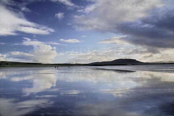 Ireland, County Sligo, Rosses Point, Beach with Knocknarea mountain in the distance. Photo : Hugh Rooney