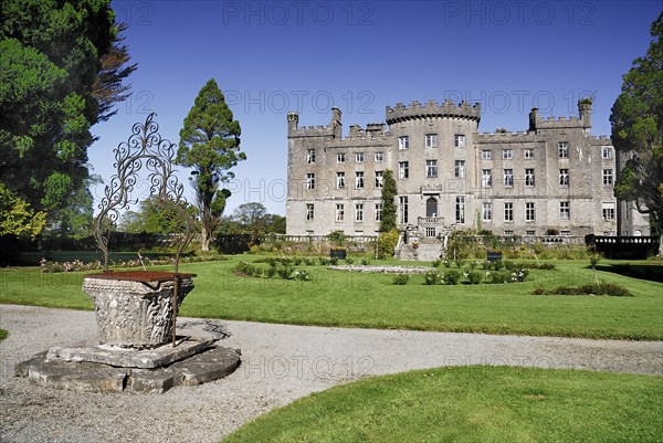 Ireland, County Sligo, Markree, Castle hotel general view of the castle and gardens. Photo : Hugh Rooney