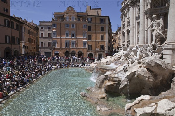 Italy, Lazio, Rome, Piazza di Trevi the baroque Trevi Fountain by Nicola Salvi 1762 against the Palazzo Poli. Photo : Bennett Dean