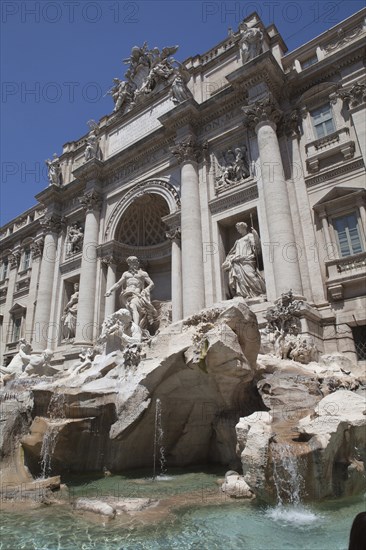 Italy, Lazio, Rome, Piazza di Trevi the baroque Trevi Fountain by Nicola Salvi 1762 against the Palazzo Poli. Photo : Bennett Dean