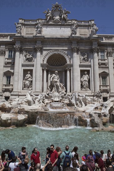 Italy, Lazio, Rome, Piazza di Trevi the baroque Trevi Fountain by Nicola Salvi 1762 against the Palazzo Poli. Photo : Bennett Dean