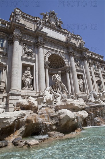 Italy, Lazio, Rome, Piazza di Trevi the baroque Trevi Fountain by Nicola Salvi 1762 against the Palazzo Poli. Photo : Bennett Dean