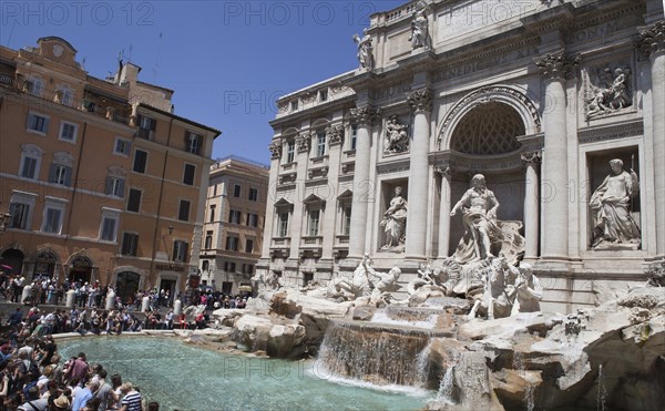 Italy, Lazio, Rome, Piazza di Trevi the baroque Trevi Fountain by Nicola Salvi 1762 against the Palazzo Poli. Photo : Bennett Dean