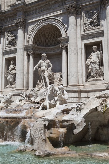 Italy, Lazio, Rome, Piazza di Trevi the baroque Trevi Fountain by Nicola Salvi 1762 against the Palazzo Poli. Photo : Bennett Dean