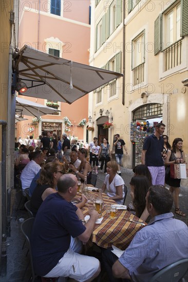 Italy, Lazio, Rome, Diners eating al fresco at a restaurant in back street. Photo : Bennett Dean