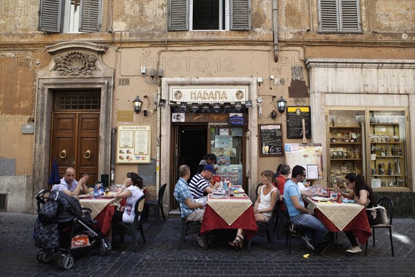 Italy, Lazio, Rome, Diners eating al fresco at a restaurant in a back street. Photo : Bennett Dean