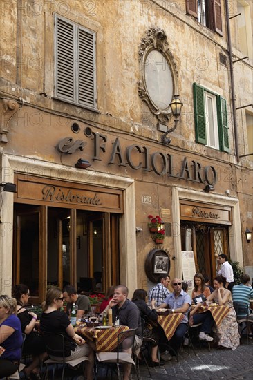 Italy, Lazio, Rome, Diners eating al fresco at a restaurant in a back street. Photo : Bennett Dean