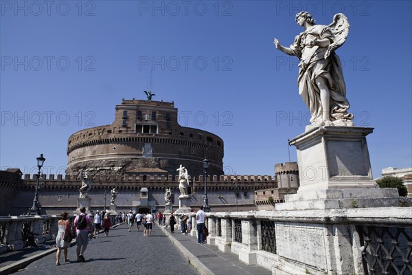 Italy, Lazio, Rome, Ponte Sant Angelo leading to the Castel Sant Angelo. Photo : Bennett Dean