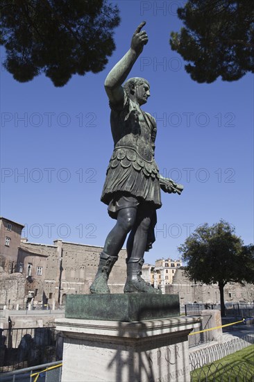 Italy, Lazio, Rome, Statue of a Roman figure on the Via del Foni Imperiali. Photo : Bennett Dean