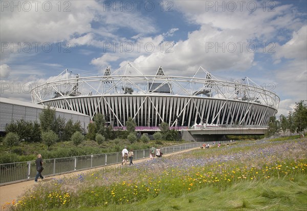 England, London, Stratford View of the 2012 Olympic Stadium with meadow planting in the foreground. Photo : Adina Tovy - Amsel