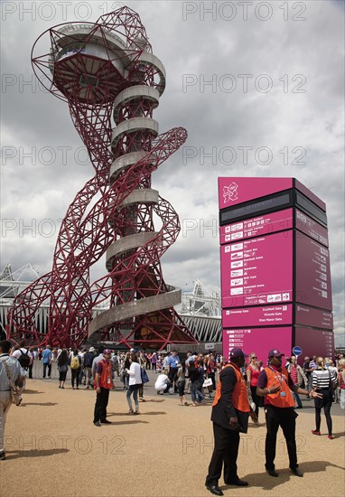 England, London, Stratford Olympic Park View of the ArcelorMittal Orbit designed by Anish Kapoor and Cecil Balmond. Photo : Adina Tovy - Amsel