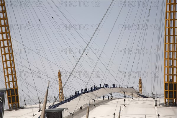 England, London, Greenwich people on the 02 Arena rooftop walkway. Photo : Adina Tovy - Amsel