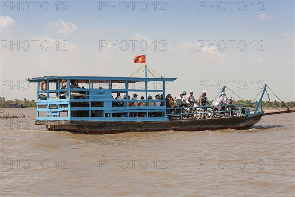 Vietnam, Mekong Delta, Cai Be, Passengers commuting on a small ferry boat. Photo : Mel Longhurst