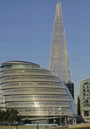 England, London, The Shard with City Hall in the foreground. Photo : David Brenes
