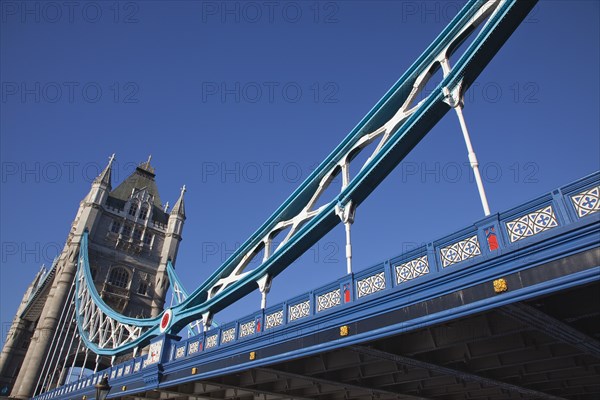 England, London, Tower Bridge viewed from river bank. Photo : Stephen Rafferty