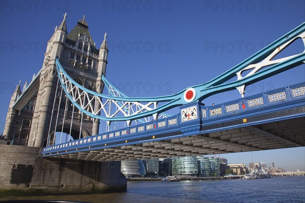 England, London, Tower Bridge with HMS Belfast visible. Photo : Stephen Rafferty