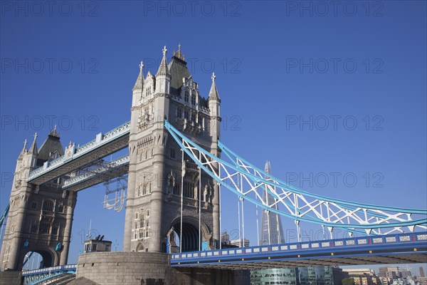 England, London, Tower Bridge with the Shard skycraper visible behind. Photo : Stephen Rafferty