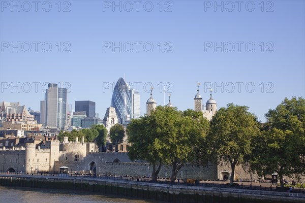 England, London, View of the Tower of London and the Gherkin St Mary Axe. Photo : Stephen Rafferty