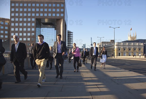 England, London, Early morning commuters crossing London Bridge towards the City Financial district. Photo : Stephen Rafferty