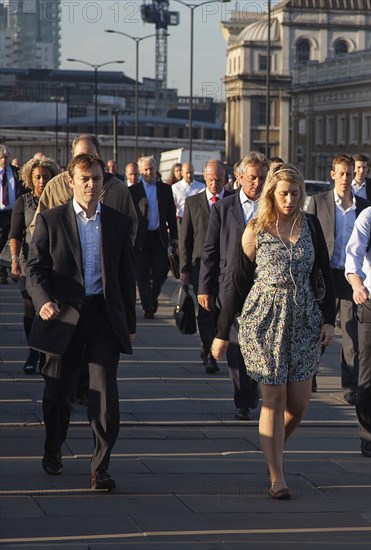 England, London, Early morning commuters crossing London Bridge towards the City Financial district. Photo : Stephen Rafferty