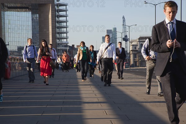 England, London, Early morning commuters crossing London Bridge towards the City Financial district. Photo : Stephen Rafferty