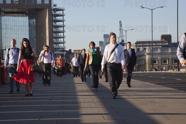 England, London, Early morning commuters crossing London Bridge towards the City Financial district. Photo : Stephen Rafferty