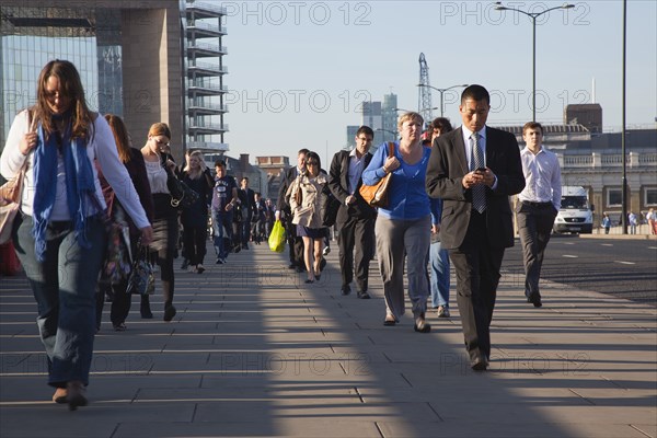 England, London, Early morning commuters crossing London Bridge towards the City Financial district. Photo : Stephen Rafferty