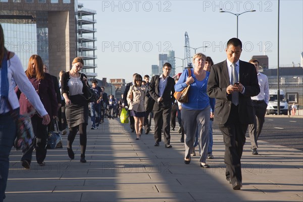 England, London, Early morning commuters crossing London Bridge towards the City Financial district. Photo : Stephen Rafferty